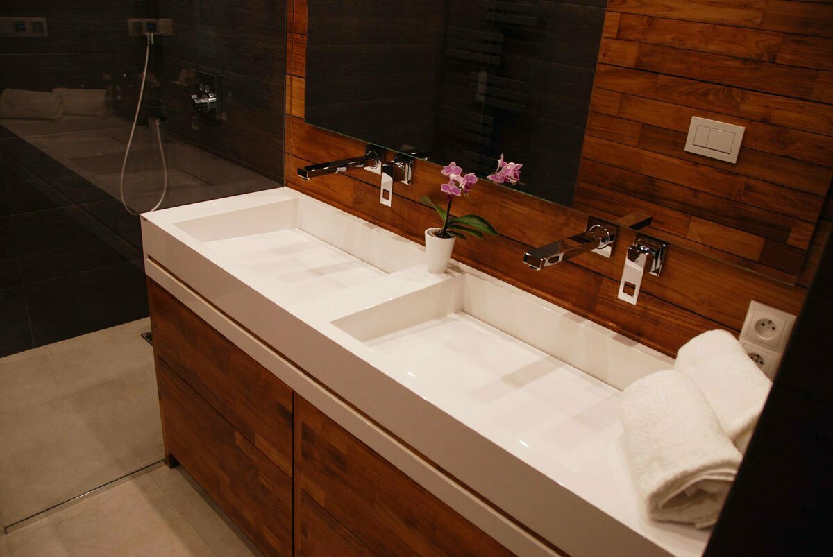Umywalki w łazienkach hotelowych