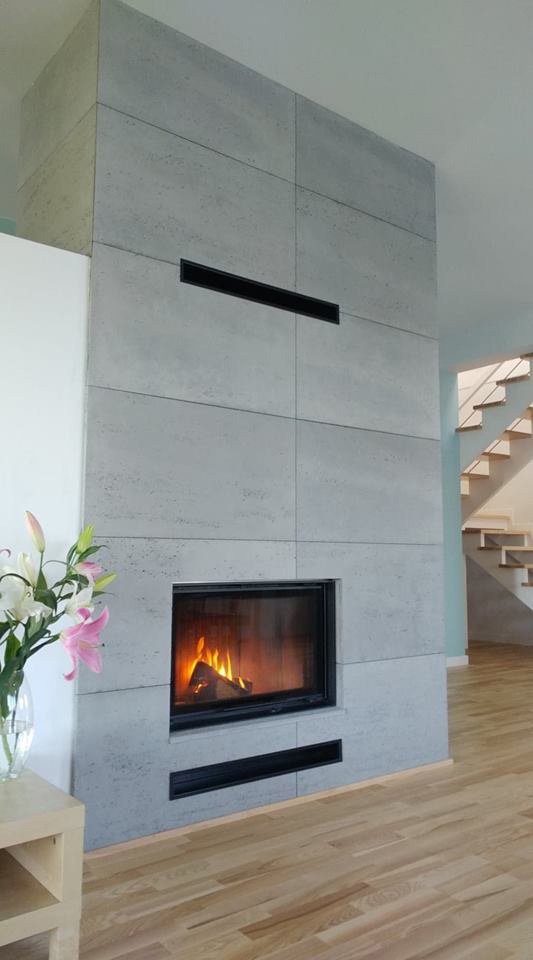 beton-architektoniczny-na-wysokim-kominku beton na kominku w salonie